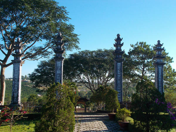 Cổng vào tu viện. Ảnh: phuot