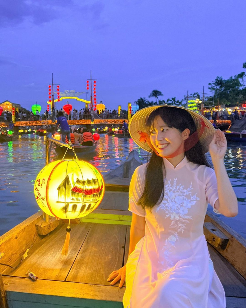 Đi thuyền trên sông Hoài trong cuối tuần ở Hội An