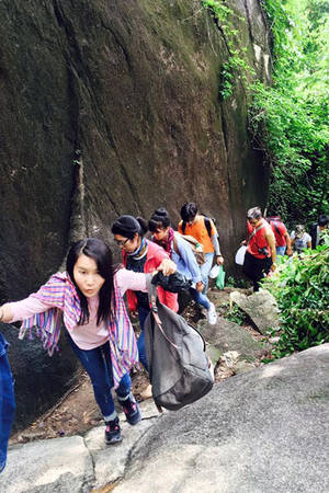Trekking theo con đường nhỏ uốn lượn ôm sát triền núi Dinh