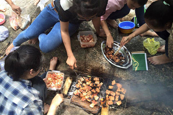 Món ăn đặc sản cháo cá và gà hấp lá giang tại suối Tiên