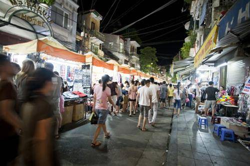 Chợ đêm phố cổ Hà Nội nhộn nhịp