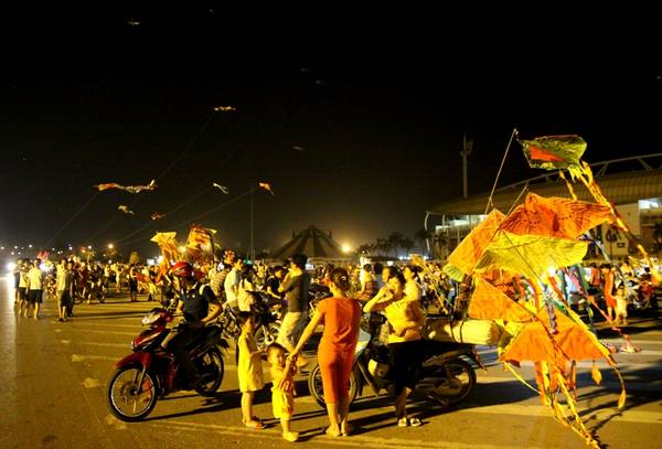 Thả diều trước sân vận động Mỹ Đình