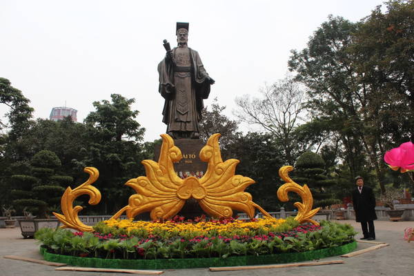 Tượng đài Lý Thái Tổ ven hồ Hoàn Kiếm