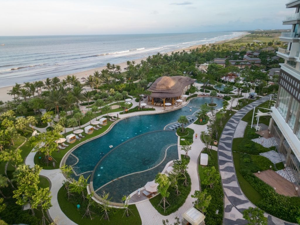 Hồ bơi sát biển tại New World Hoiana Beach Resort