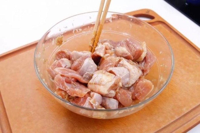 Sơ chế gà kho trứng cút