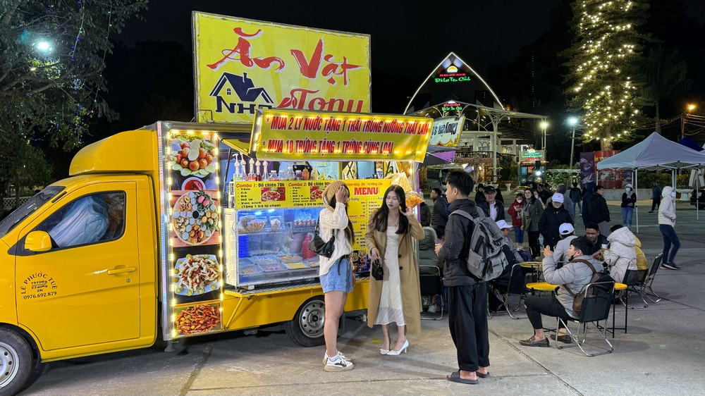 Hoạt động giải trí tại khu ẩm thực Đà Lạt