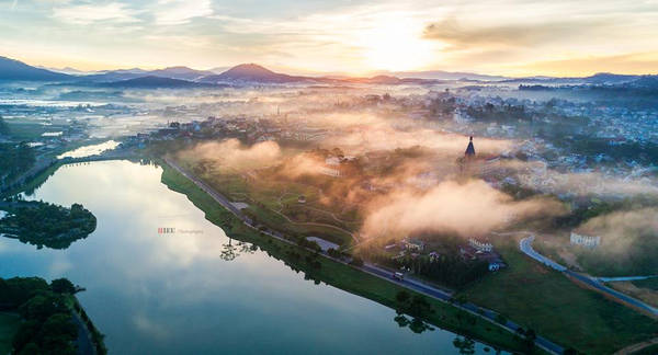 Bình minh Đà Lạt với sương mỏng bao phủ không gian xanh mướt