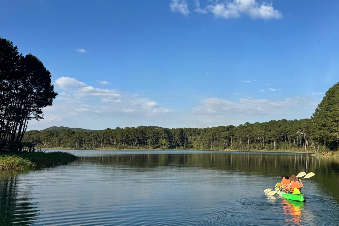 Trải nghiệm chèo kayak tại Đà Lạt Edensee Lake Resort
