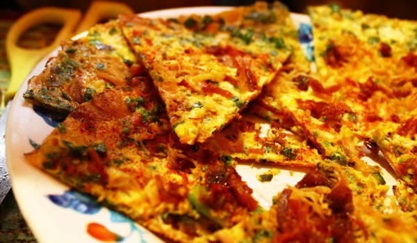 Cận cảnh chiếc bánh tráng nướng đầy đặn topping