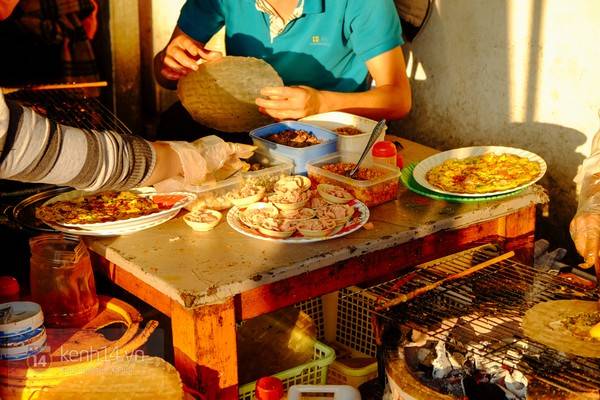 Công đoạn chế biến bánh tráng nướng trên than hồng