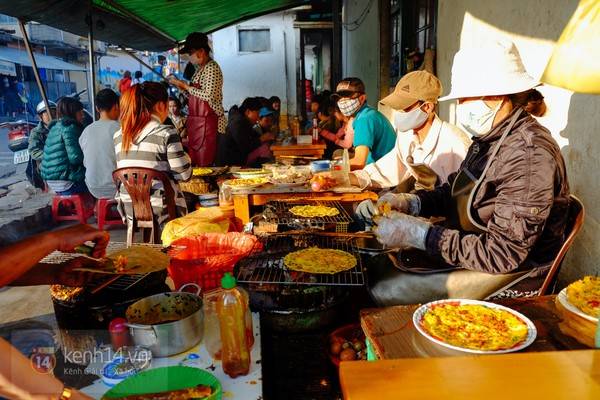 Thưởng thức ẩm thực đường phố ấm áp giữa đêm lạnh