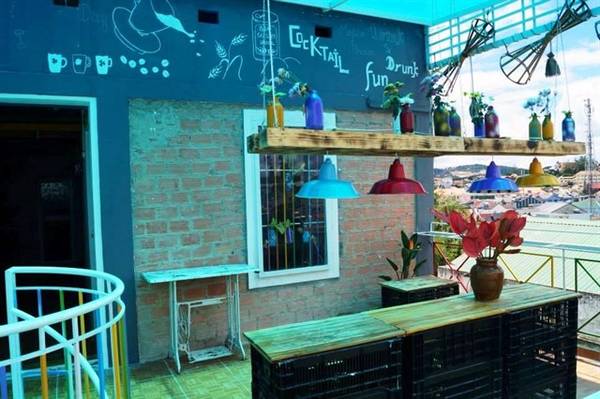 Quầy bar Đà Lạt Note Hostel view tầng thượng