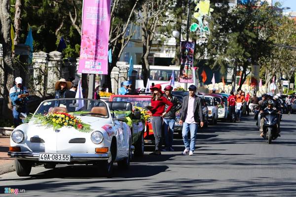 Đoàn xe hoa diễu hành náo nhiệt tại Festival hoa Đà Lạt