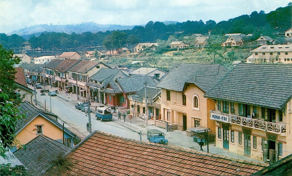 Vào khoảng những năm 1960, đường phố Đà Lạt đặc trưng với nhà, biệt thự thiết kế theo kiến trúc phương Tây. Những ngôi nhà nằm san sát dọc theo con đường quanh co trên đồi thông. Ảnh: Sandy1618.