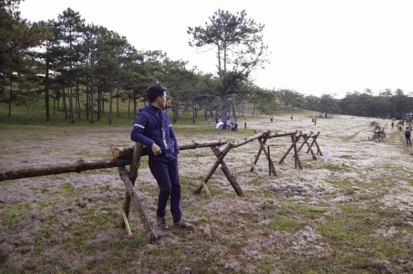 Du khách đến ngắm cỏ hồng Đà Lạt dù trời mưa