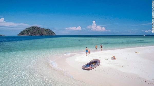 Bãi cát trắng mịn và làn nước trong vắt tại đảo Ko Adang Thái Lan