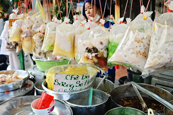 Thực khách thưởng thức chè tại Đinh Tiên Hoàng Thực khách thưởng thức chè tại Đinh Tiên Hoàng