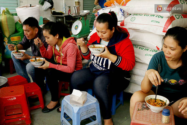 Canh bún giản dị của quán ăn lâu đời Sài Gòn Canh bún giản dị của quán ăn lâu đời Sài Gòn