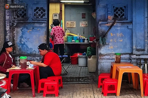 Không gian quán chè tàu cột điện lâu đời Không gian quán chè tàu cột điện lâu đời