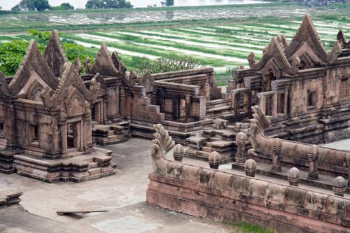 Sra'em, Campuchia Sra'em là một thị trấn “ru ngủ”, thiếu tiện nghi và dịch vụ lưu trú nghèo nàn. Tuy nhiên, nơi đây lại có phong cảnh ấn tượng, cung cấp những hành trình khám phá thú vị, mang bạn trở về với thế giới nguyên thủy. Một chuyến hành hương đến ngôi làng cổ Preah Vihear, đã được UNESCO công nhận là di sản thế giới và thưởng thức món Phnom pleoung tại nhà hàng Pkay Prek cùng người ấy là điều nên làm.