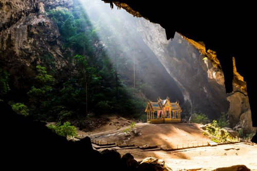 Vườn Quốc gia Khao Sam Roi Yot, Thái Lan Phuket và Bangkok được mệnh danh là “Vùng đất nụ cười”, và là điểm đến nổi tiếng trên thế giới. Hãy trải nghiệm góc khác của Thái Lan bằng cách đến thăm Vườn quốc gia Khao Sam Roi Yot. Tên này có nghĩa là “Ngọn núi có ba trăm đỉnh” với cảnh quan rất ấn tượng. Bên cạnh đó, bạn cũng đừng bỏ qua hang động Phraya Nakhon cũng như thưởng thức bữa tiệc ngoài trời tại nhà hàng Dolphin Inn trên biển Phu Noi.