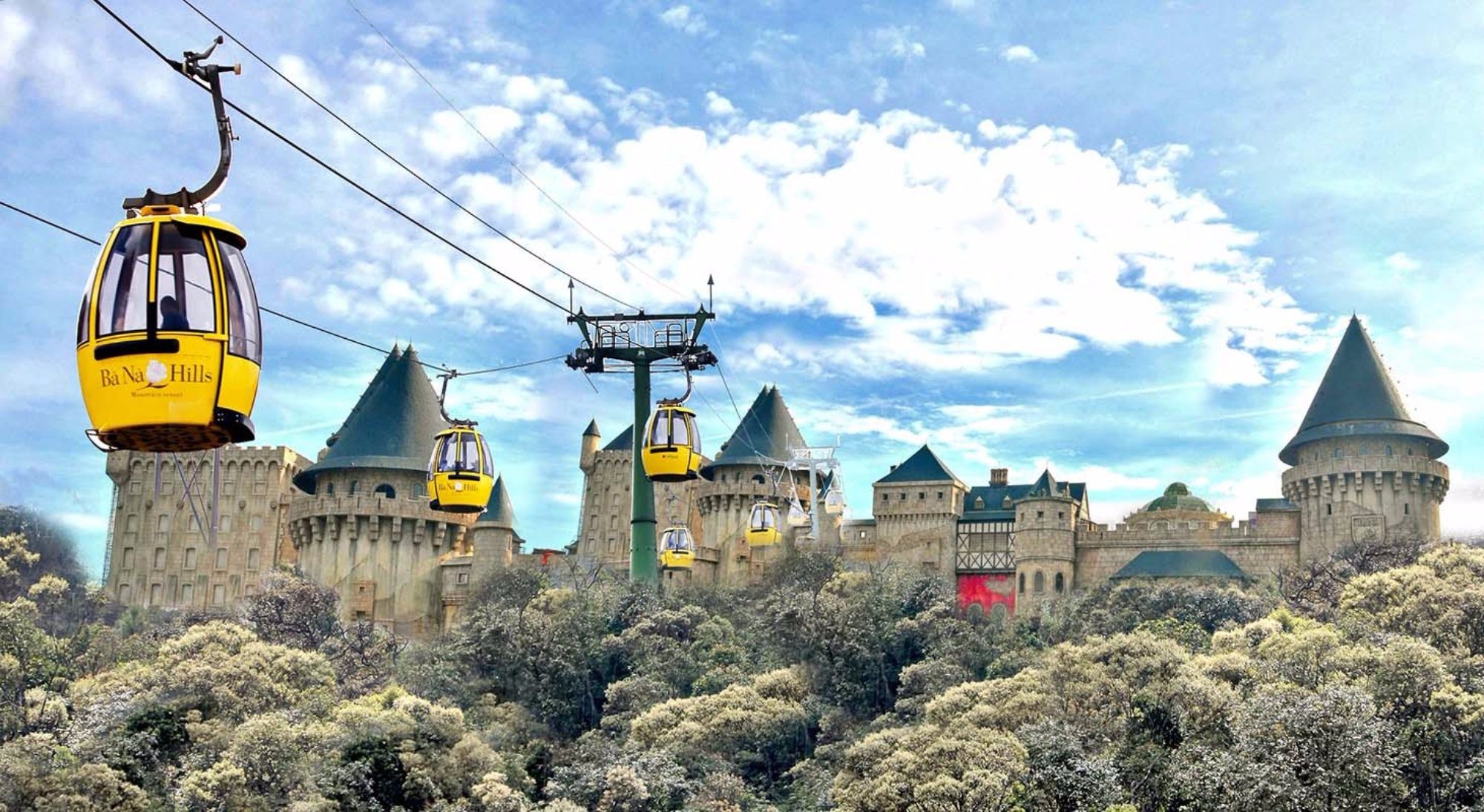 Trải nghiệm cáp treo Bà Nà Hills trong tour Đà Nẵng Huế Hội An