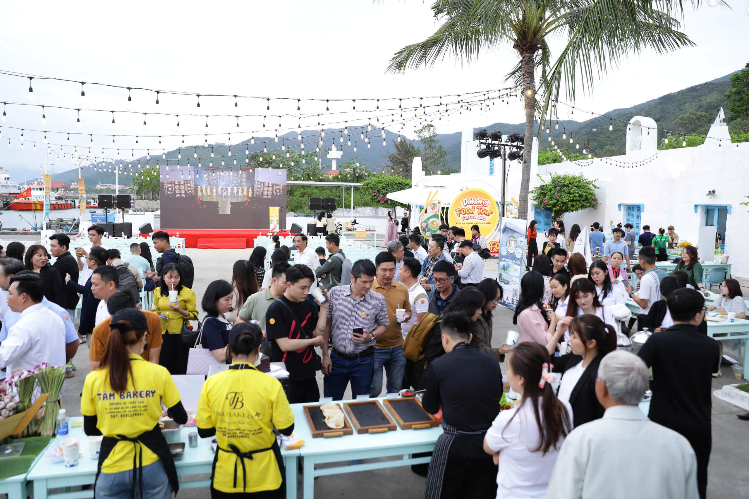 Du khách trải nghiệm ẩm thực tại Đà Nẵng Food Tour 2025