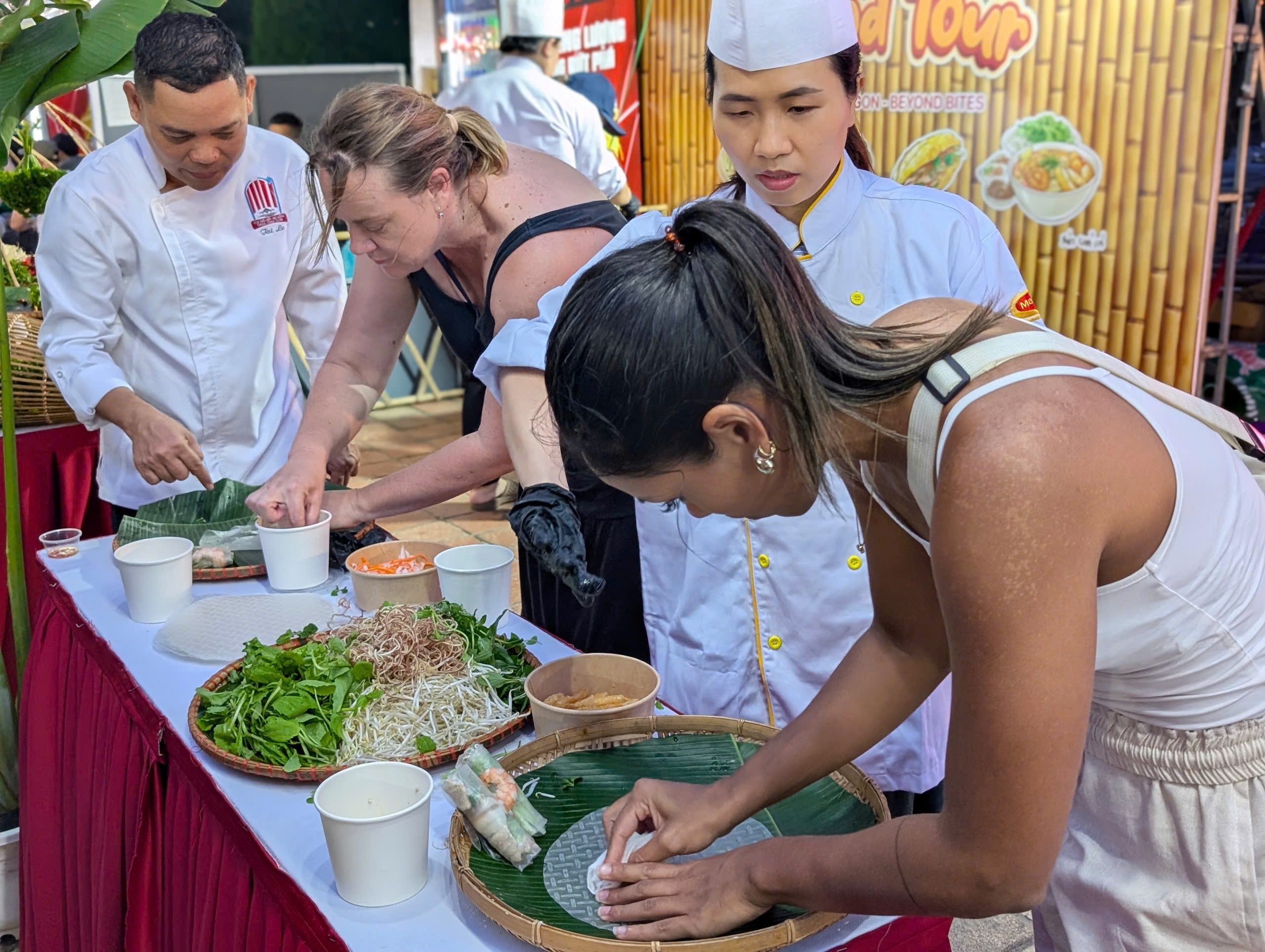 Du khách trải nghiệm tự tay làm bánh tại Đà Nẵng Food Tour 2026