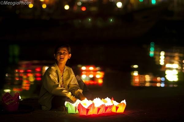 Bà cụ bán đèn hoa đăng tại Đà Nẵng Hội An