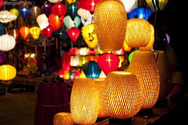 Đèn lồng đủ sắc màu đặc trưng Đà Nẵng Hội An