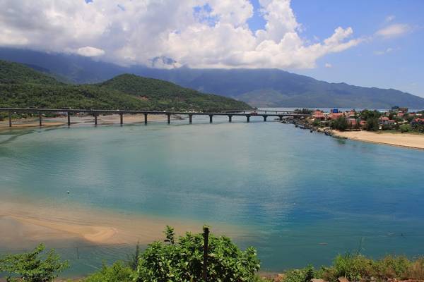 Vịnh Lăng Cô nhìn từ đèo Hải Vân