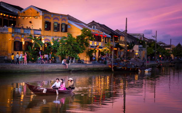 Hoàng hôn xuống ở phố cổ. Ảnh: ST