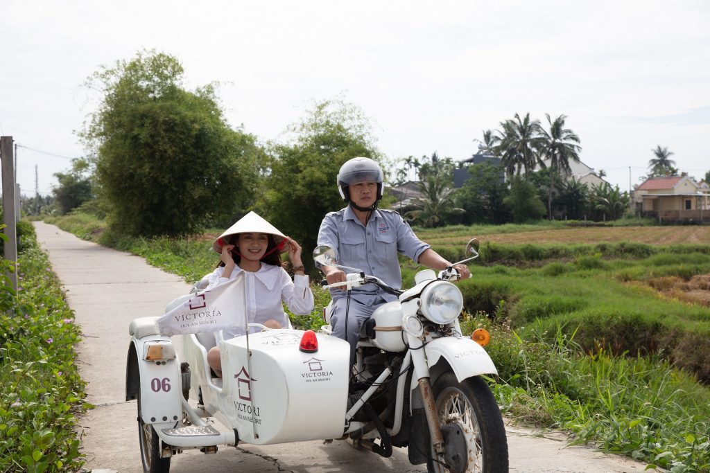 Tour xe sidecar ngắm phố cổ, thăm làng rau Trà Quế