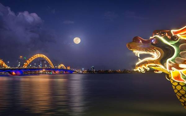Lưỡng long vọng nguyệt.