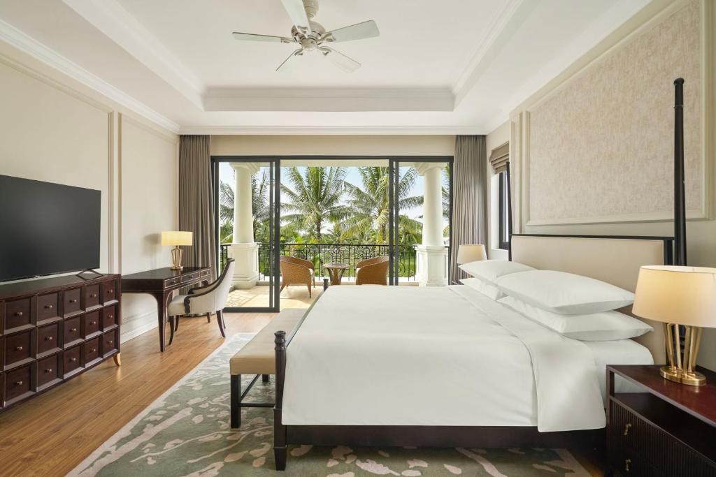 Phòng ngủ Đà Nẵng Marriott Resort có tầm nhìn hướng vườn