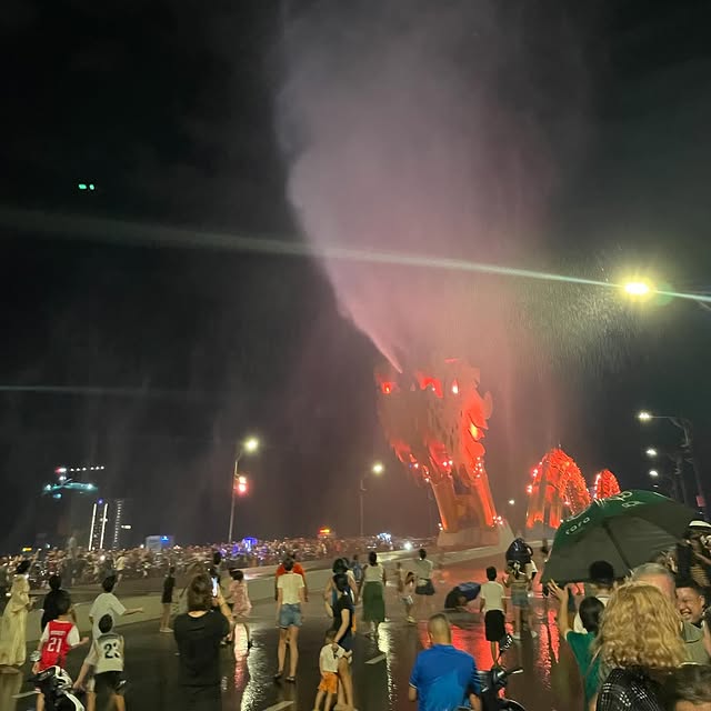 Cầu Rồng phun nước Đà Nẵng về đêm