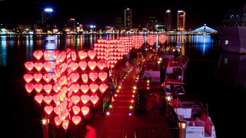 Cầu Tình Yêu lung linh Đà Nẵng về đêm