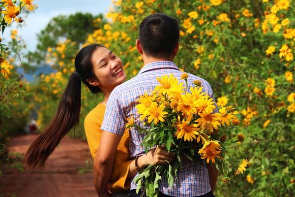 Nhiều bạn trẻ không bỏ lỡ cơ hội lưu lại khoảnh khắc cùng cánh hoa dại