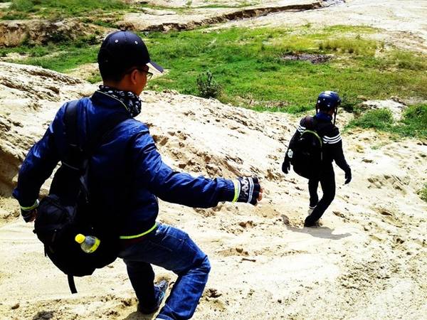 Bên cạnh hồ có những cồn cát lớn và những bãi đá, nơi ta có thể phóng tầm mắt quan sát toàn cảnh lòng hồ Trị An. Cảnh vật cũng hết sức nên thơ và hùng vĩ.