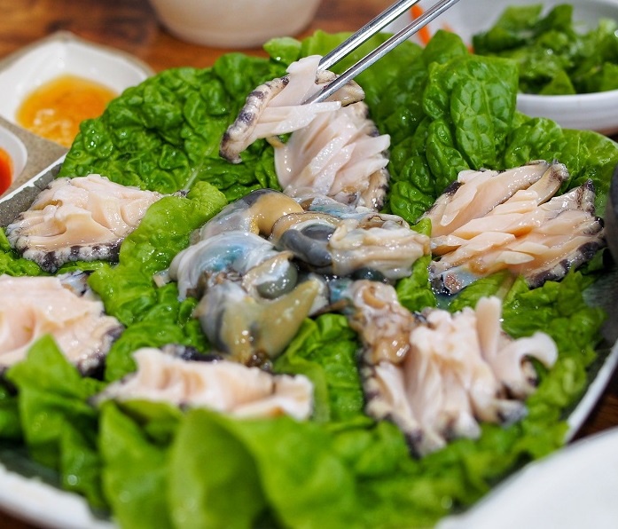 Sashimi bào ngư đảo Jeju tươi sống và các món lẩu hải sản
