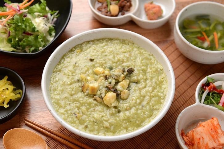 Đến đảo Jeju, du khách không nên bỏ lỡ cơ hội thưởng thức những món ăn ngon tuyệt từ đặc sản này, trong đó có món cháo bào ngư bổ dưỡng - món vốn dành cho vua chúa thời xưa. Món cháo này có giá khoảng 12.000 won và khá nhạt. Ảnh: Naver.