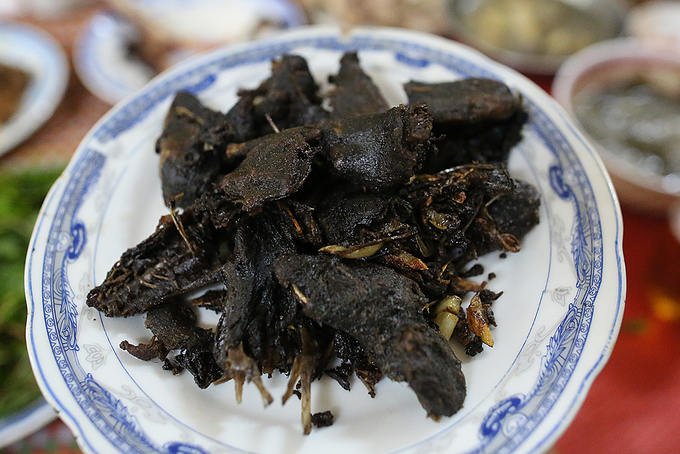 Món chuột nướng ăn ngon nhất khi còn nóng và ngồi quanh bếp lửa uống cùng rượu.