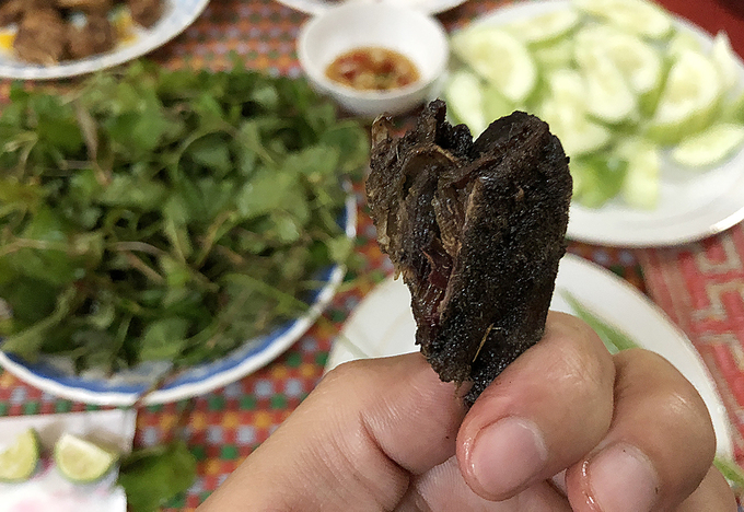 Thịt chuột khi ăn có mùi thơm, dai, vị hơi đắng, xương giòn, da giòn.