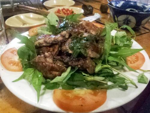 Thịt chuột nướng muối ớt ăn kèm rau sống như càng cua, răm ... và chấm muối tiêu vắt chanh