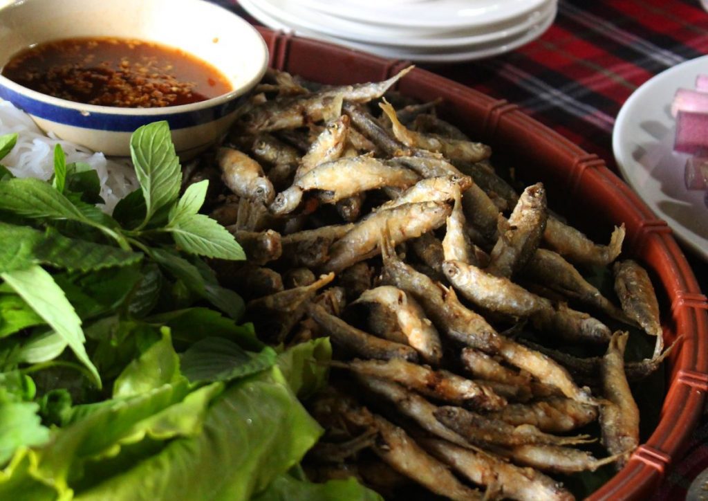 Cá linh chiên giòn - đặc sản mùa nước nổi