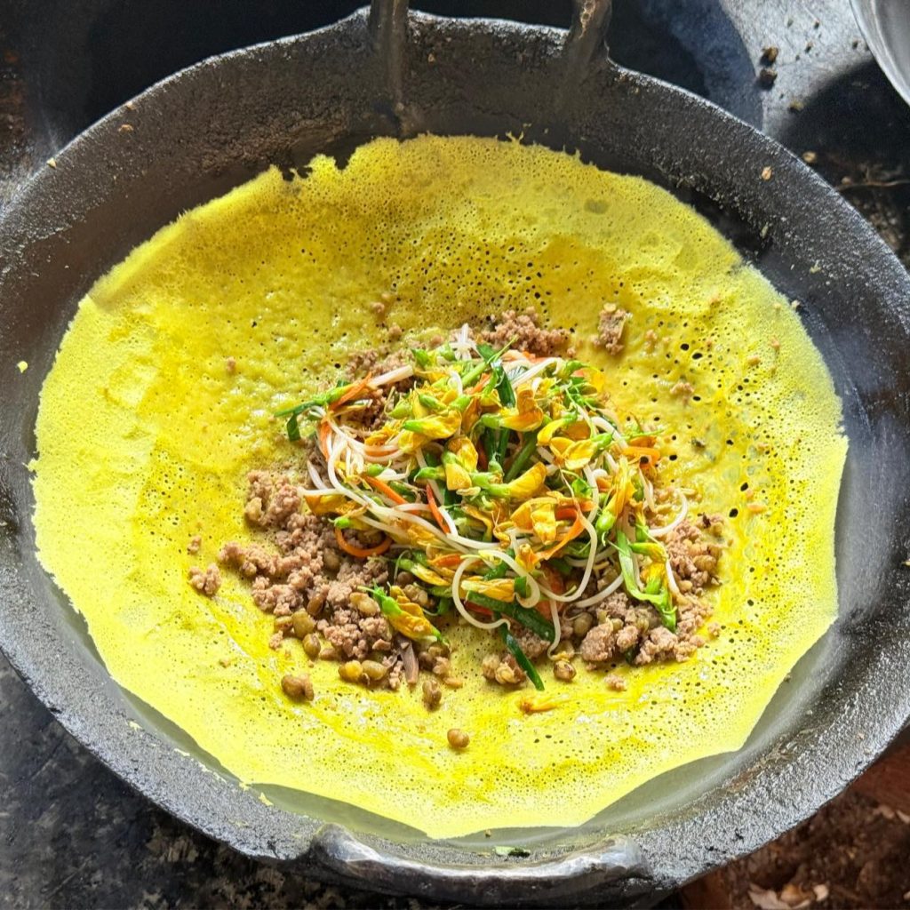 Bánh xèo bông điên điển - đặc sản mùa nước nổi