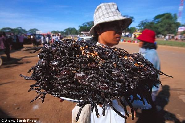 Nhện được rán giòn, ăn kèm rau thơm, với mì hoặc cơm. Ảnh: Alamystock.