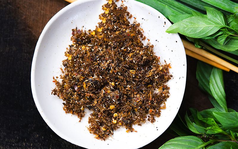 Muối kiến vàng chấm bò một nắng