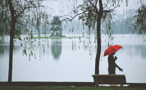 Sương mù lãng đãng trên hồ Gươm khi du lịch Hà Nội tháng 3