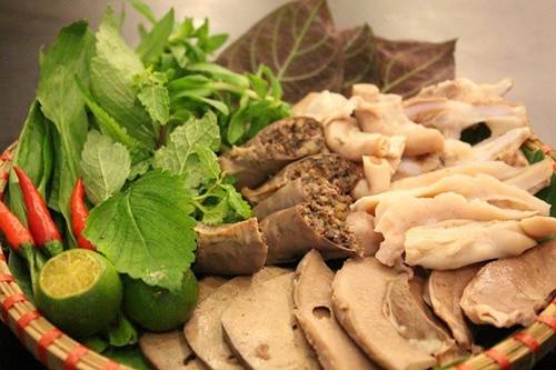 Món lòng lợn luộc nóng hổi kèm mắm tôm - đặc sản Việt Nam